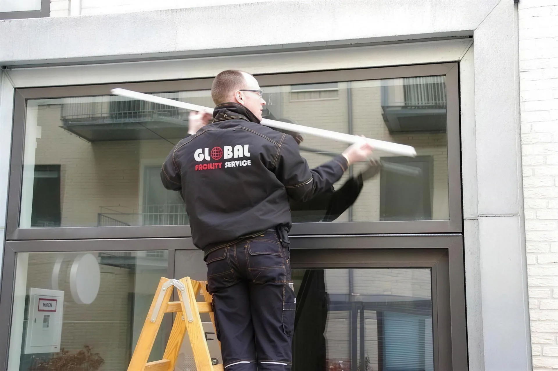 Vinduespolering af facade på erhvervsejendom